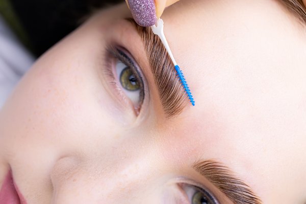 Sourcils clairsemés : découvrez la solution du brow lift